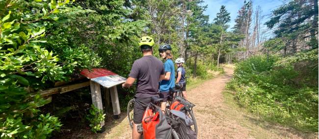 Learning from the informative panel along the trail | Nathalie Gauthier